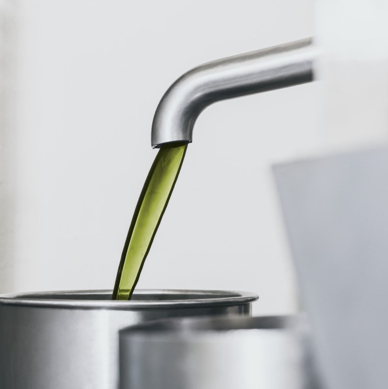 ProKern-Olivenöl wird in einen Metalltopf gegossen.