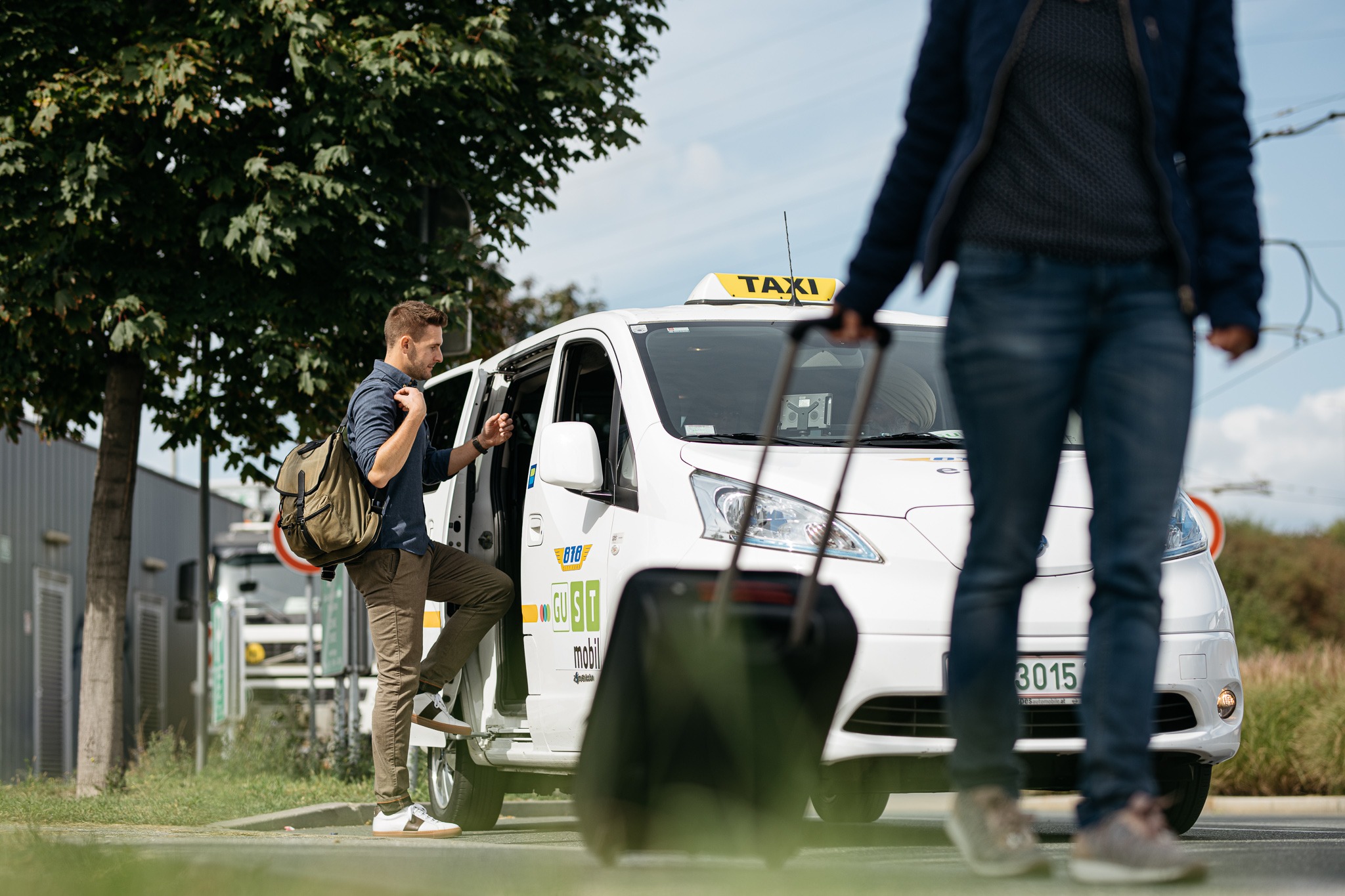 Zwei Personen stehen neben einem Nissan ISTmobil Transporter.