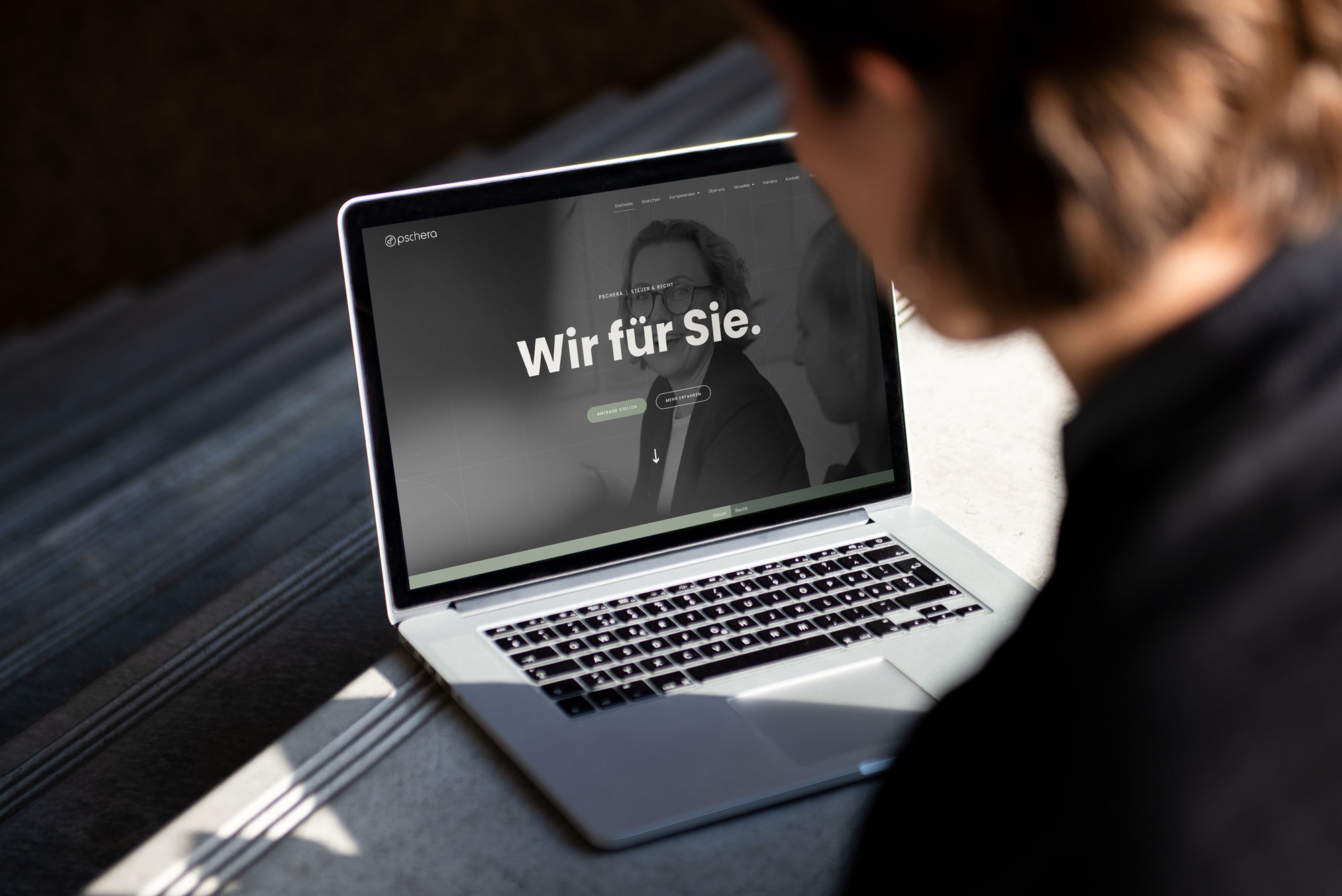 Eine Frau schaut auf einen Laptop mit der PMT-Website darauf.