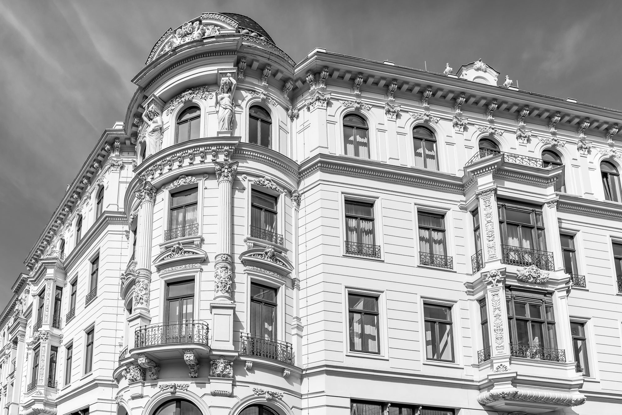 Ein Vintage-Foto eines antiken Bauwerks.