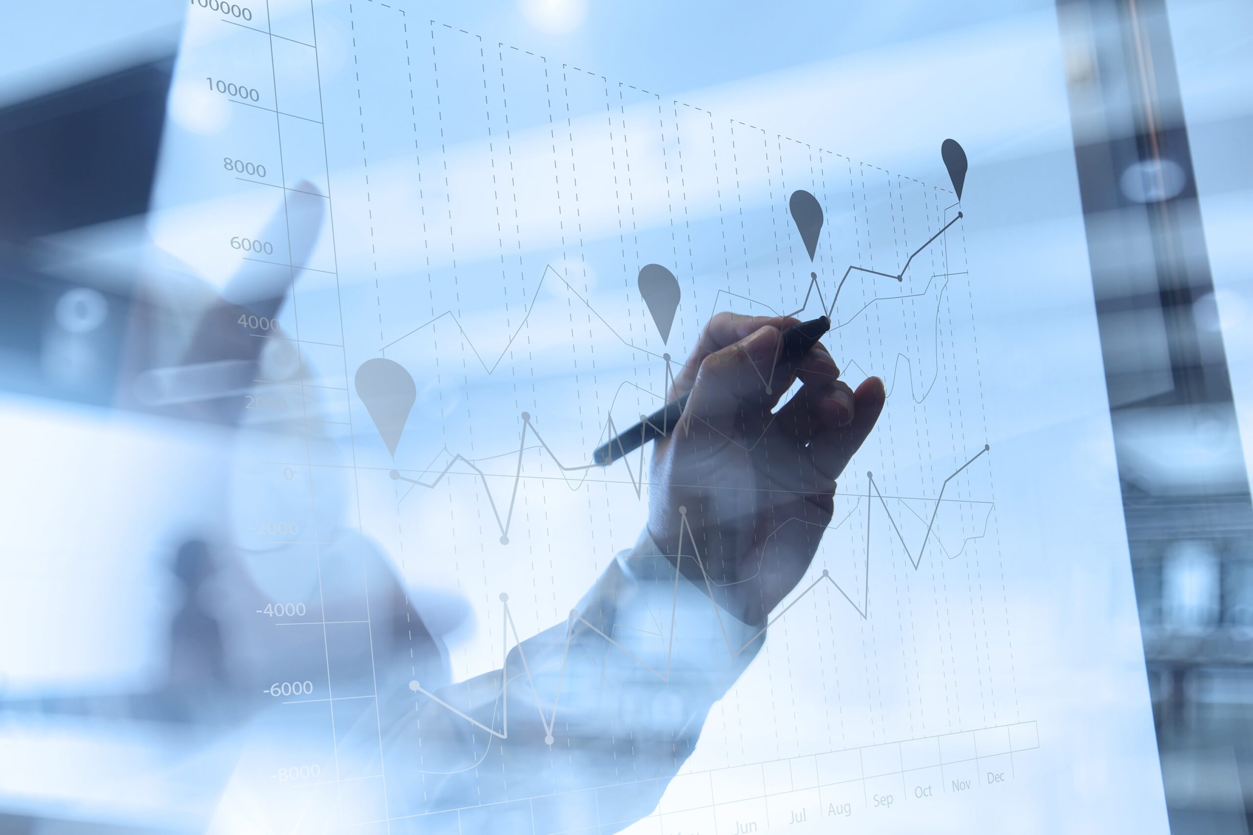 Eine Person zeichnet auf einem Blechinger-Diagramm.