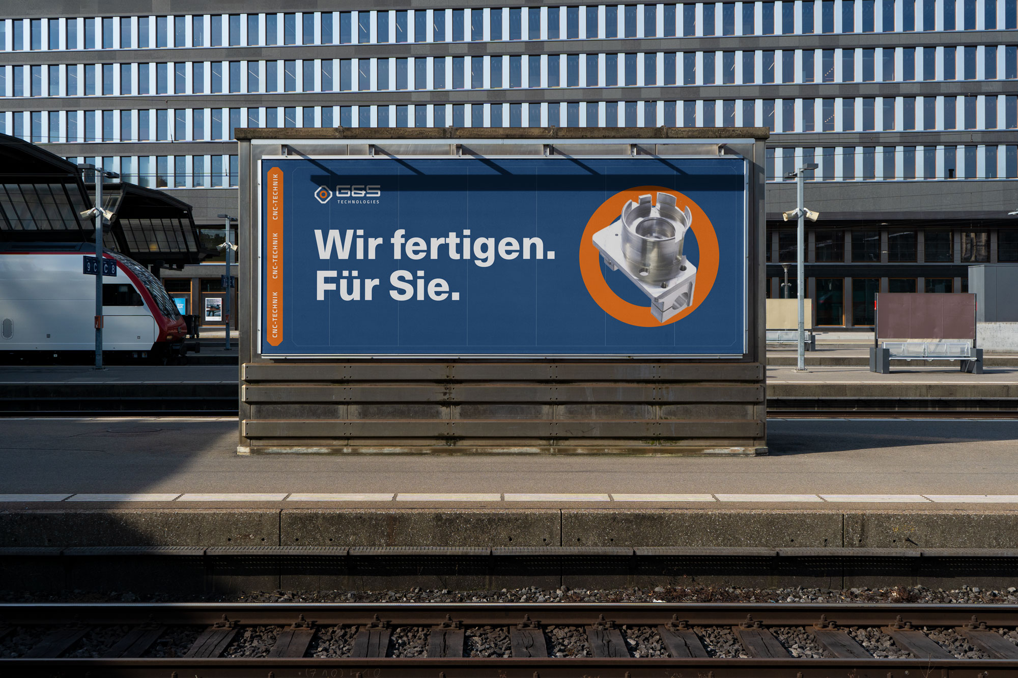 Eine Werbetafel von G&S Technologies auf einem Bahnsteig.