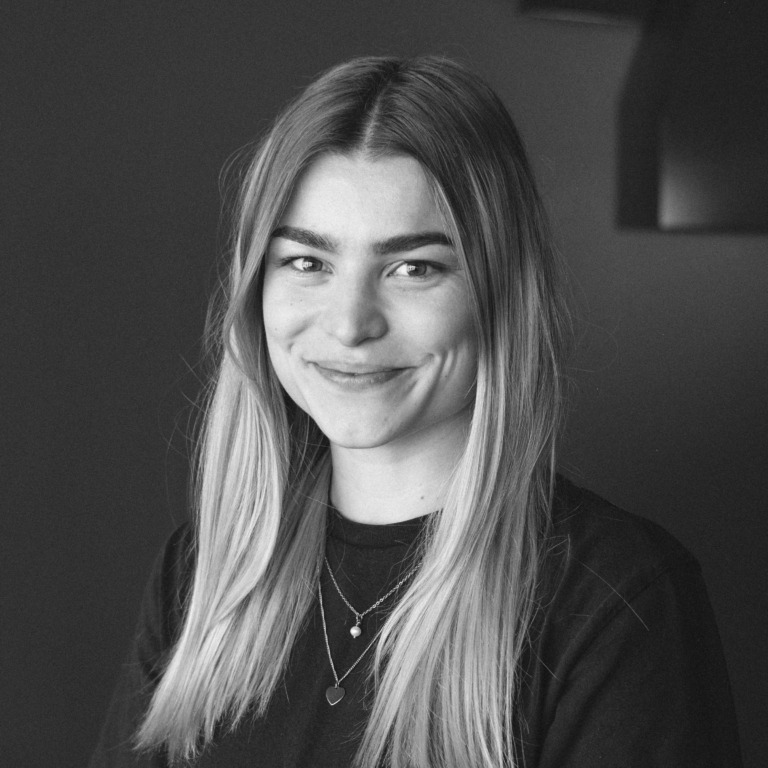 A black and white photo of Hanna Fox smiling.