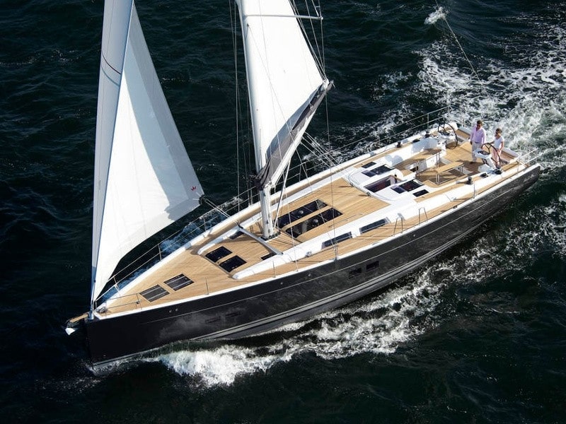 Eine Luftaufnahme eines Yachtcharters im Meer.