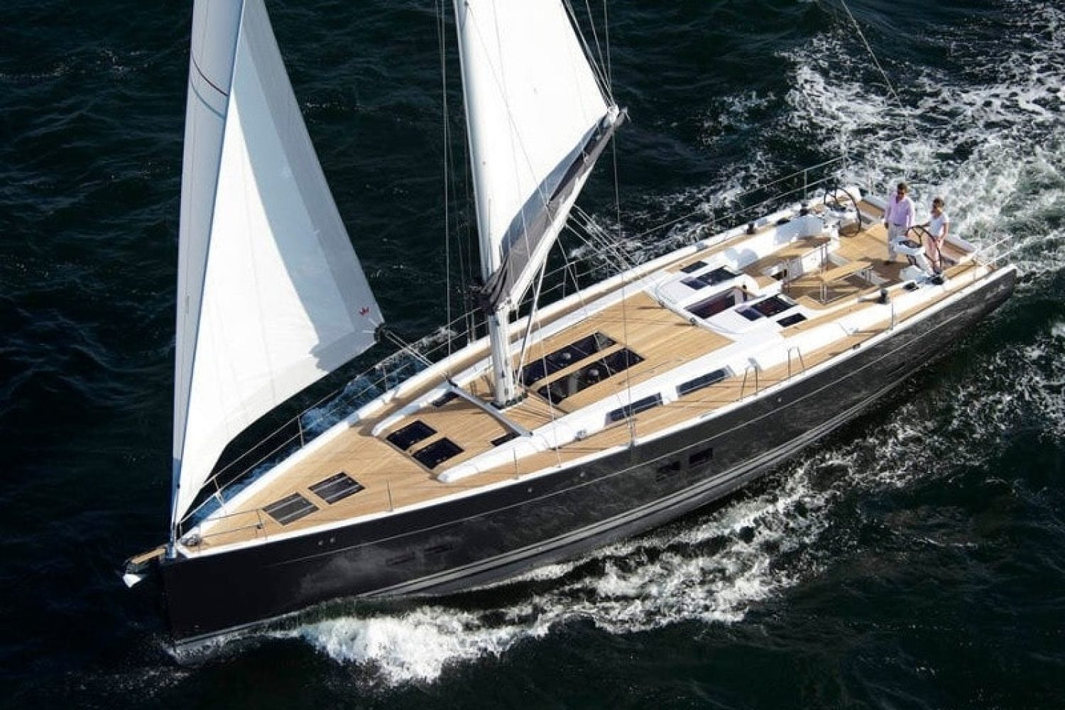 Eine Luftaufnahme eines Yachtcharters im Meer.