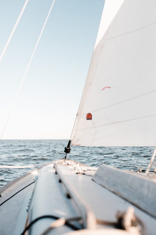 Ein Kamper-Yachtcharter, der mit einem weißen Segel im Meer segelt. Ein Kamper-Yachtcharter, der mit einem weißen Segel im Meer segelt.