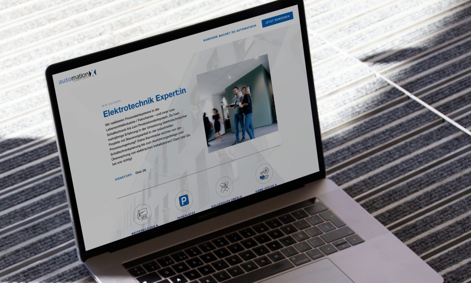 Auf einem Laptop wird die Startseite der Website von AutomationX angezeigt. Auf einem Laptop wird die Startseite der Website von AutomationX angezeigt.