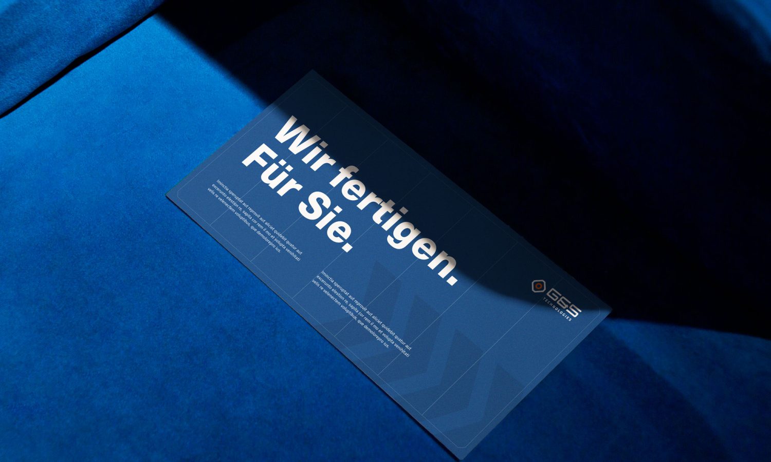 Ein Stuhl mit weißem Schriftzug. Ein Stuhl mit weißem Schriftzug.