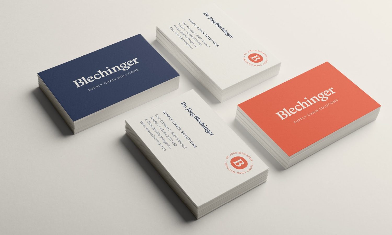 Drei Blechinger-Visitenkarten mit einem blauen, orangen und roten Design. Drei Blechinger-Visitenkarten mit einem blauen, orangen und roten Design.