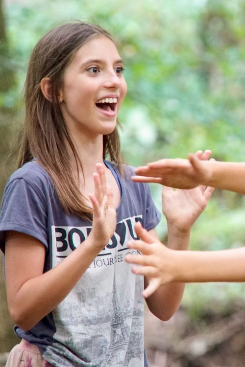 Zwei junge Champions spielen im Wald.