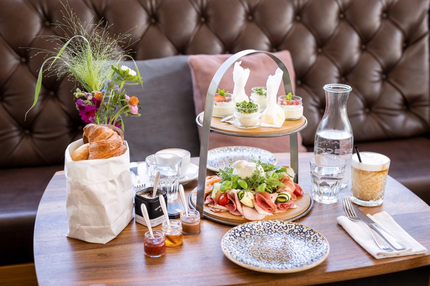 A table with a tray of food and drinks on it at the Freiblick Tagescafé.