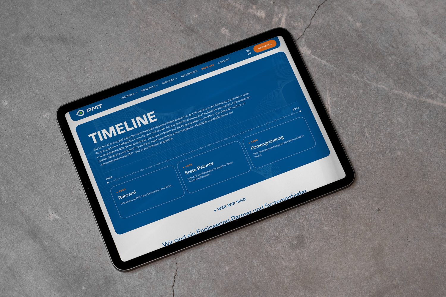 Ein iPad, auf dem die Timeline-Website mit PMT-Funktionen angezeigt wird.