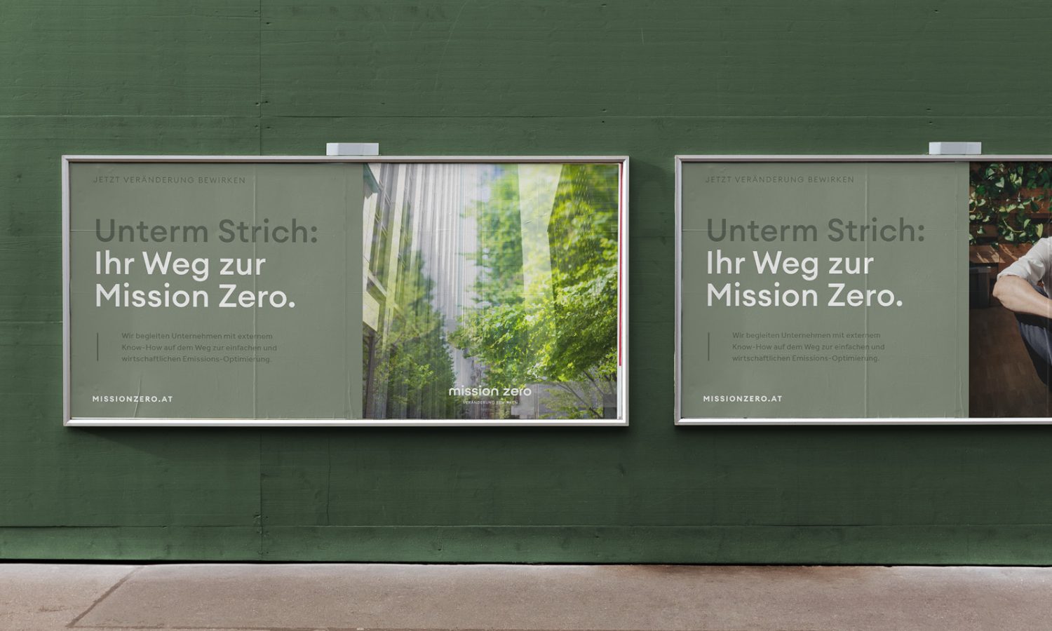 Zwei Werbetafeln, die für Mission Zero werben, an der Seite einer grünen Wand. Zwei Werbetafeln, die für Mission Zero werben, an der Seite einer grünen Wand.