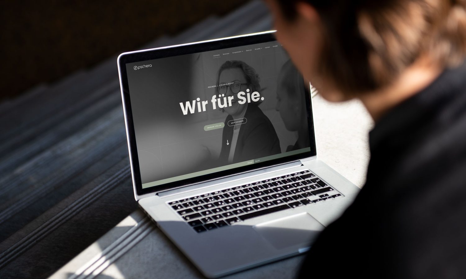 Eine Frau schaut auf einen Laptop mit der PMT-Website darauf. Eine Frau schaut auf einen Laptop mit der PMT-Website darauf.