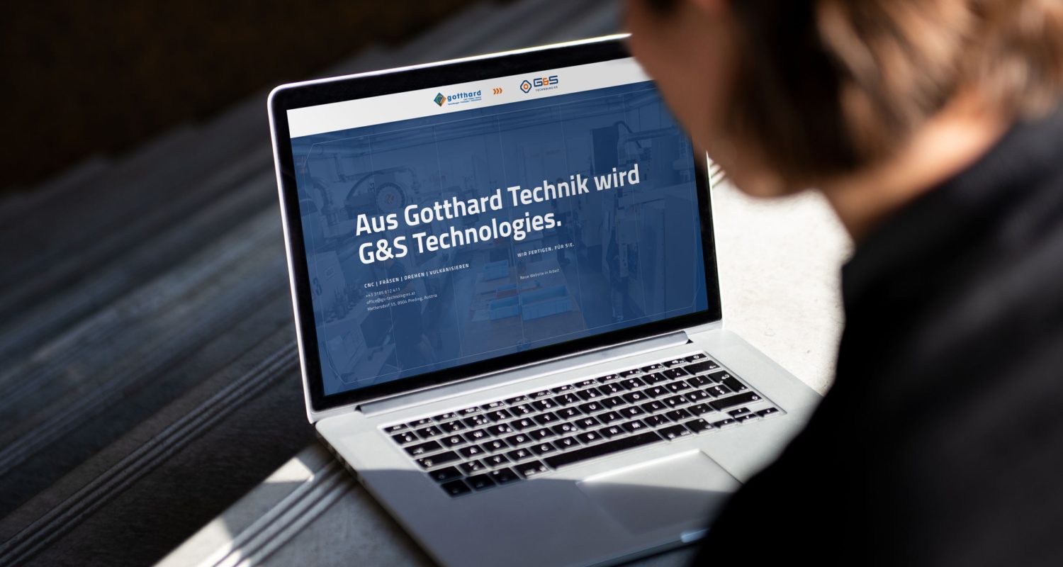 Eine Frau schaut sich mit einem Laptop die Website von G&S Technologies an.