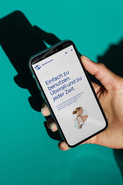 Eine Person, die die SkinScreener-App auf ihrem Telefon verwendet.
