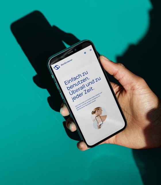 Eine Person, die die SkinScreener-App auf ihrem Telefon verwendet.