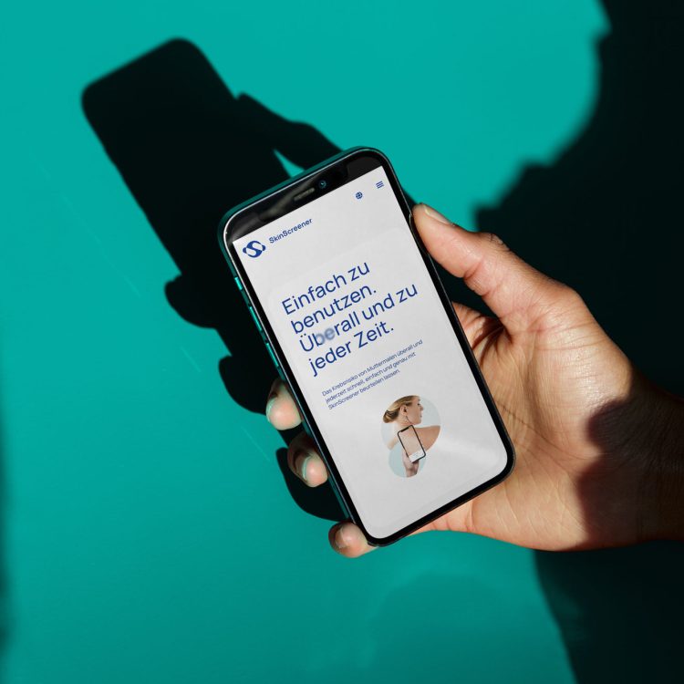 Eine Person, die die SkinScreener-App auf ihrem Telefon verwendet.
