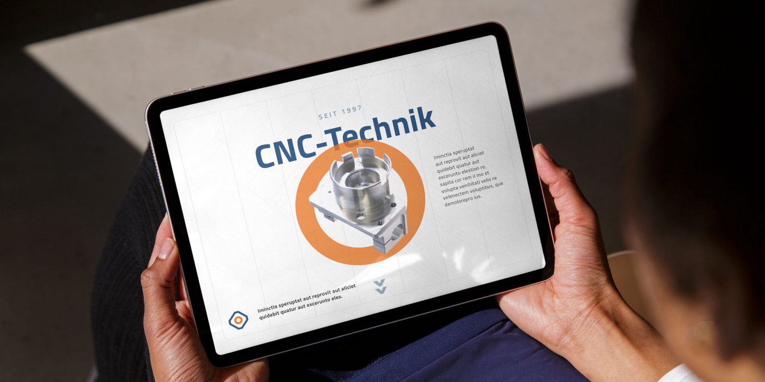 Eine Frau hält ein iPad mit den Logos „CLC Technik“ und „G&S Technologies“ in der Hand.