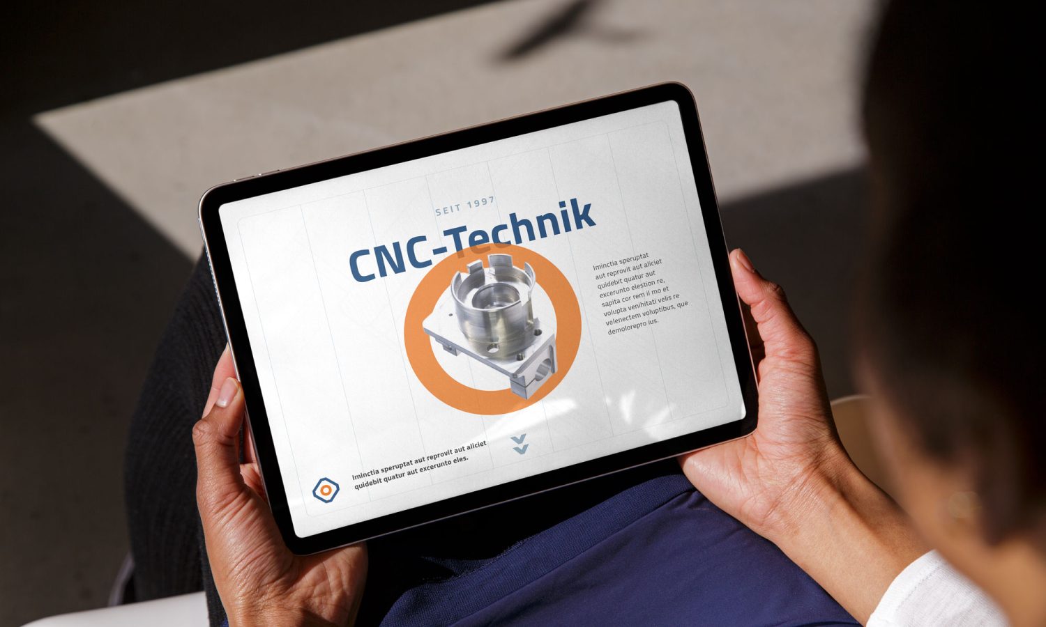 Eine Frau hält ein iPad mit den Logos „CLC Technik“ und „G&S Technologies“ in der Hand.