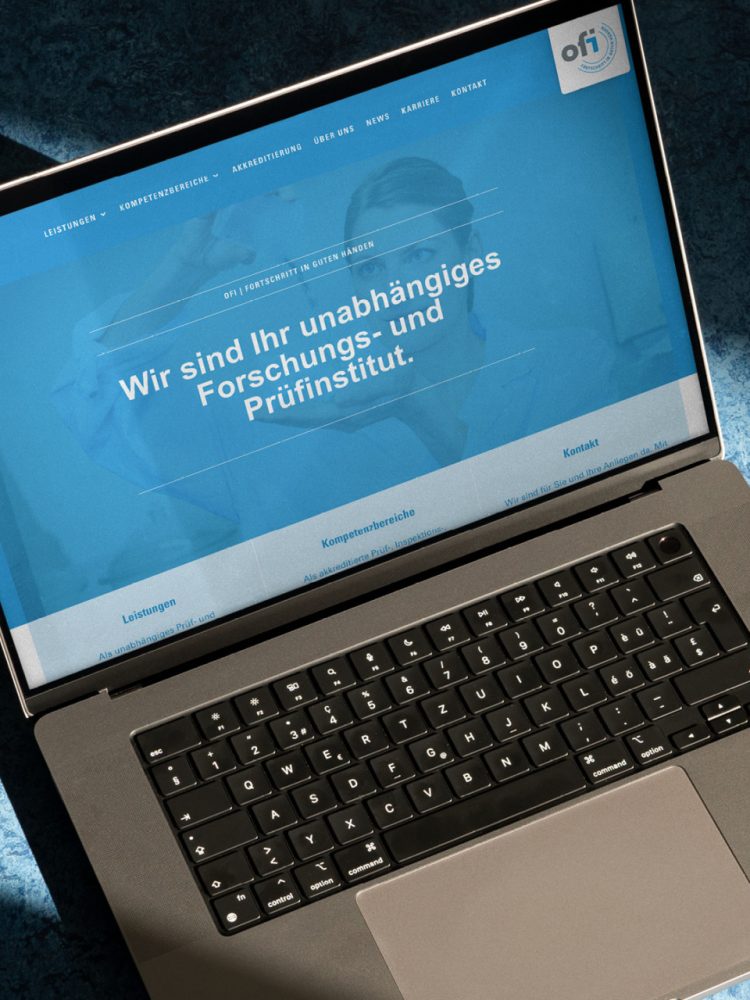 Ein Laptop zeigt eine Website an. Schlüsselwörter: Website.