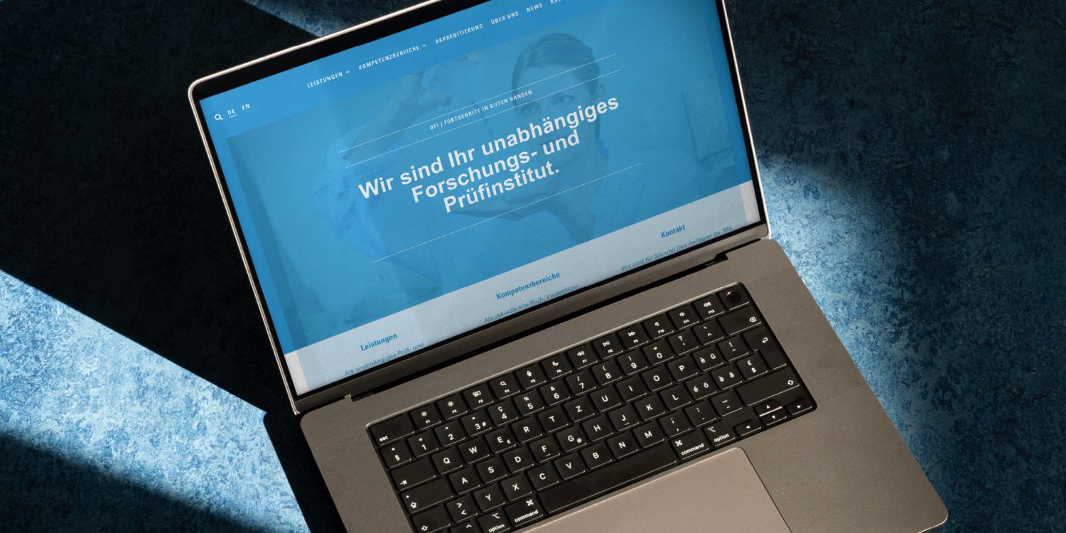 Ein Laptop zeigt eine Website an. Schlüsselwörter: Website.