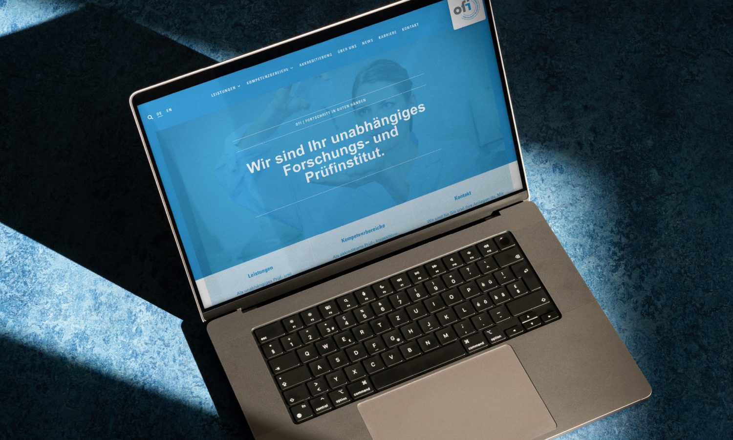 Ein Laptop zeigt eine Website an. Schlüsselwörter: Website. Ein Laptop zeigt eine Website an. Schlüsselwörter: Website.