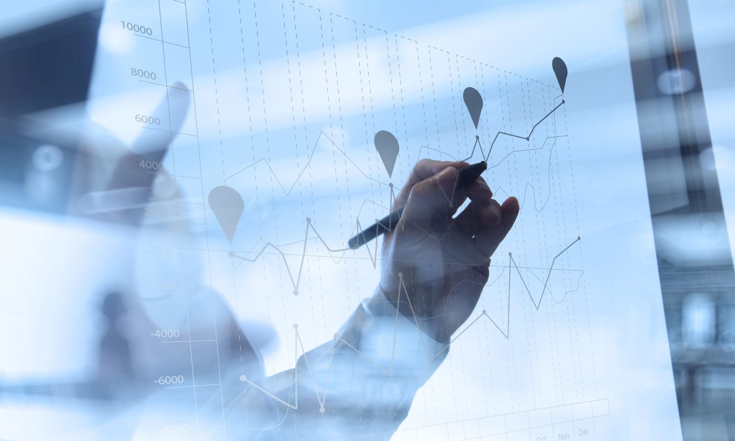 Eine Person zeichnet auf einem Blechinger-Diagramm.