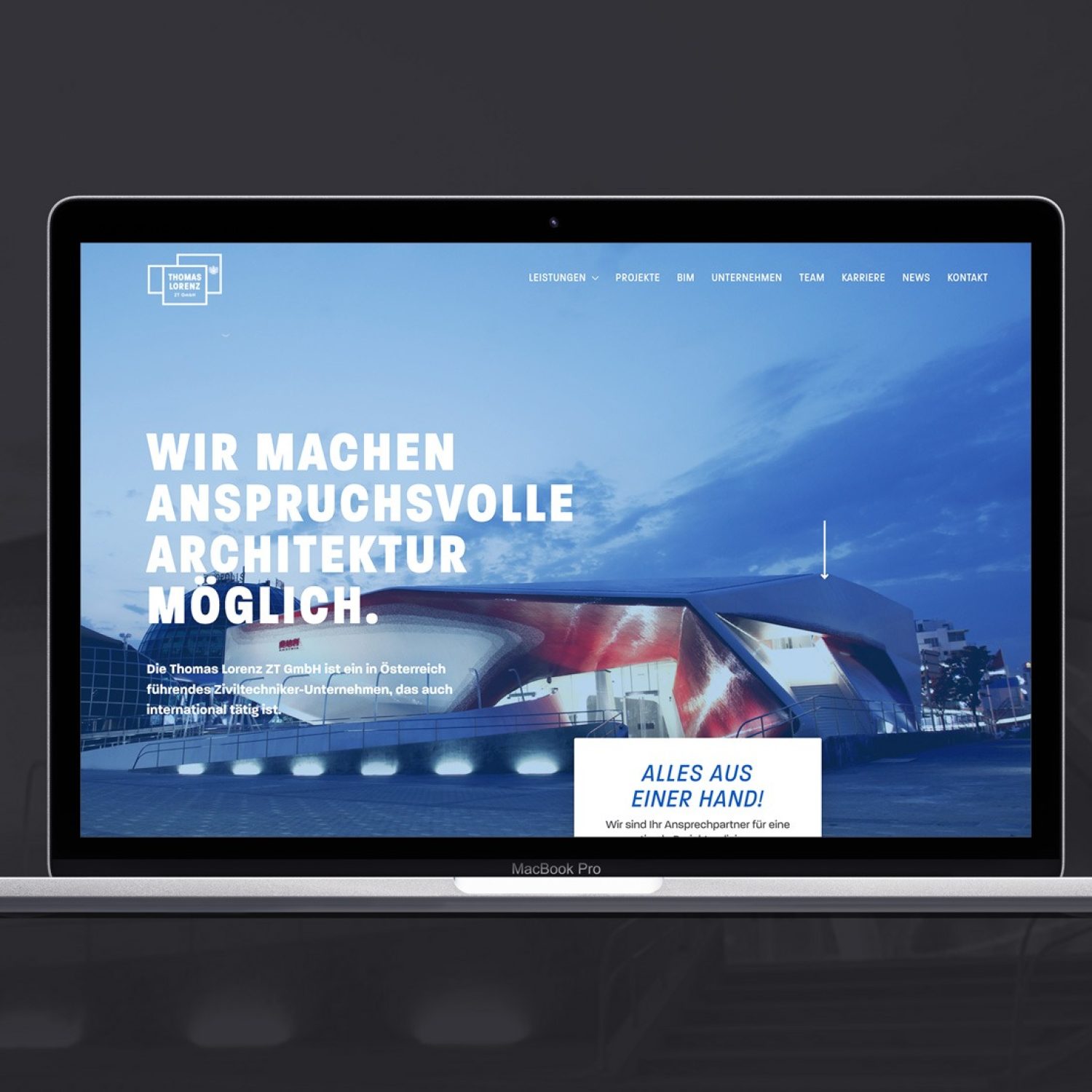 Ein Laptop mit dem Bild eines von Thomas Lorenz ZT entworfenen Gebäudes.