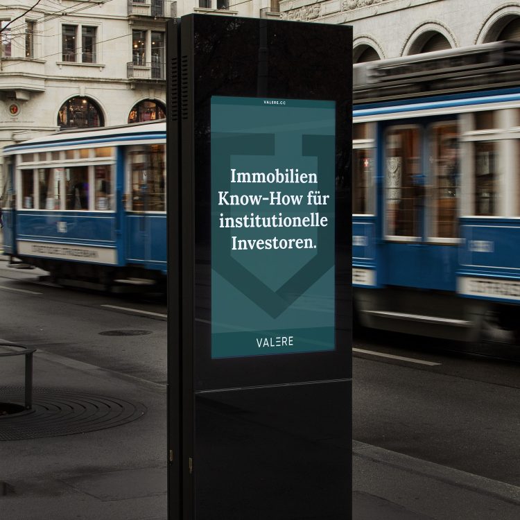 Eine Stadtstraße mit einer vorbeifahrenden Valere-Straßenbahn.