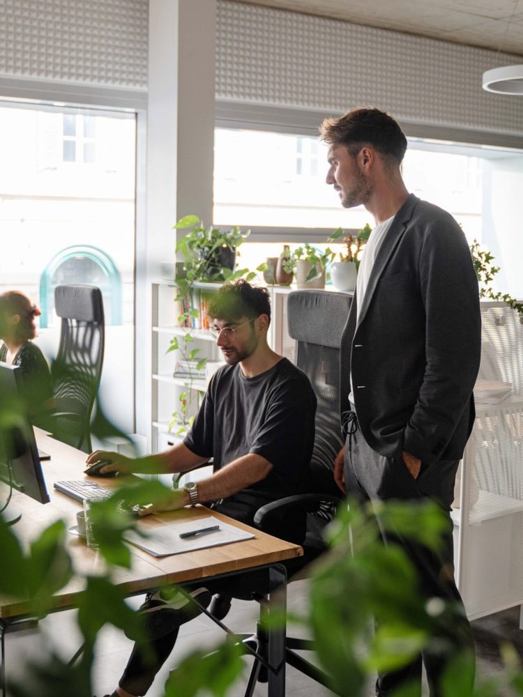 Eine Gruppe von Menschen, die in einem Büro mit Webdesign-Elementen arbeiten.