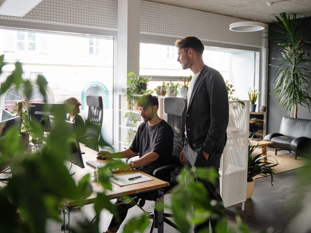 Eine Gruppe von Menschen, die in einem Büro mit Webdesign-Elementen arbeiten.