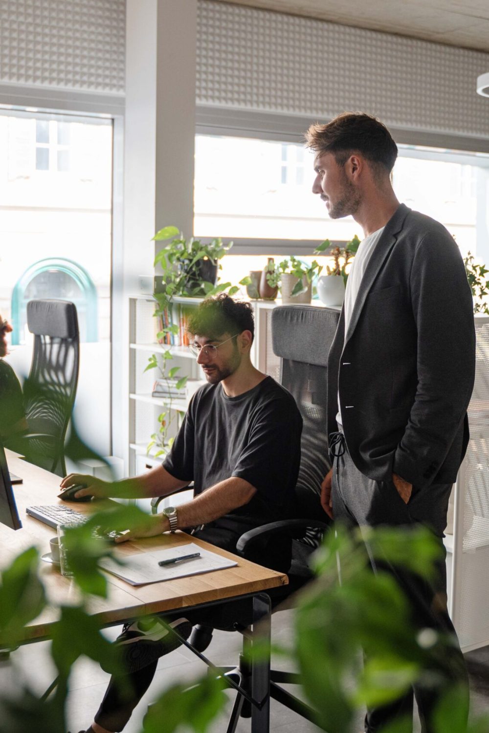 Eine Gruppe von Menschen, die in einem Büro mit Webdesign-Elementen arbeiten.