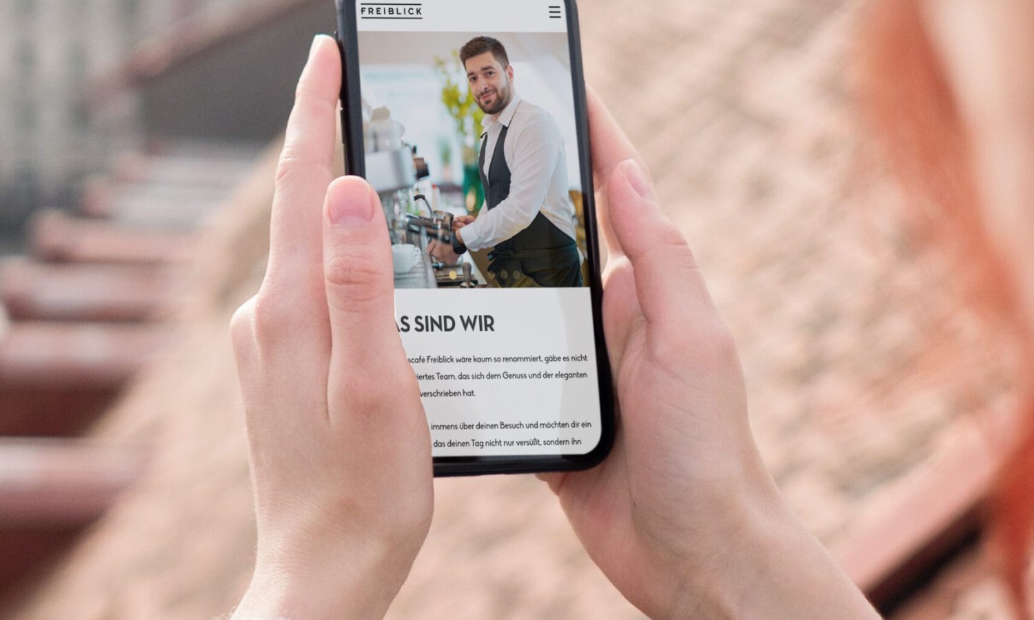 Eine Frau macht mit ihrem Handy ein Foto vom Restaurant Freiblick. Eine Frau macht mit ihrem Handy ein Foto vom Restaurant Freiblick.