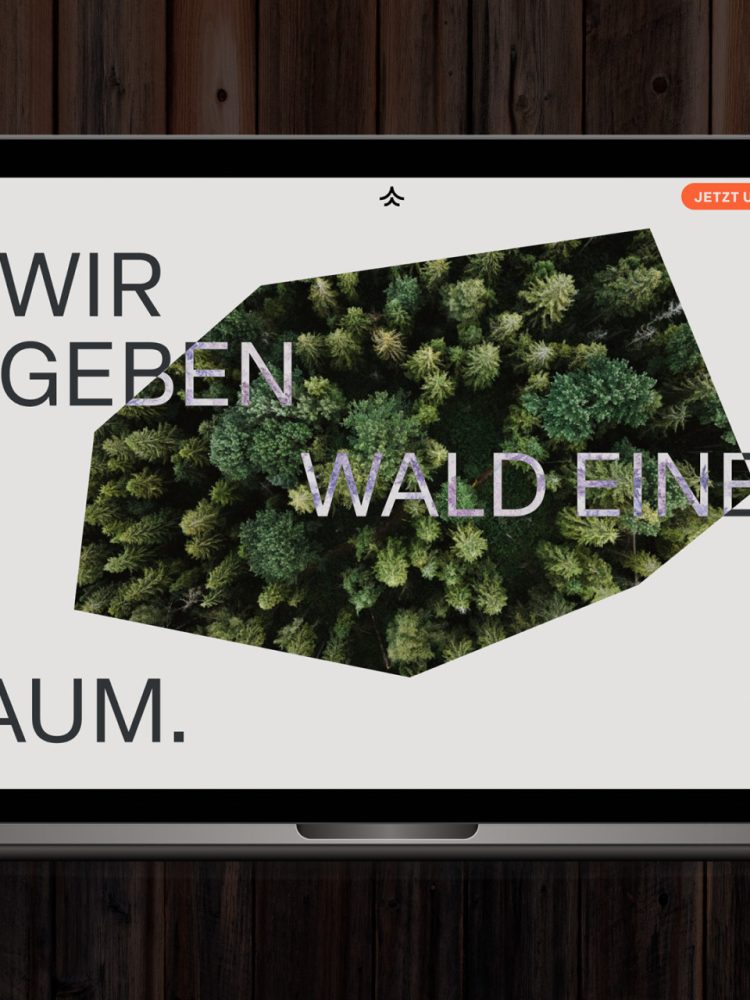 Ein Laptop mit einem Bild eines Baumes von urwald.eu darauf.