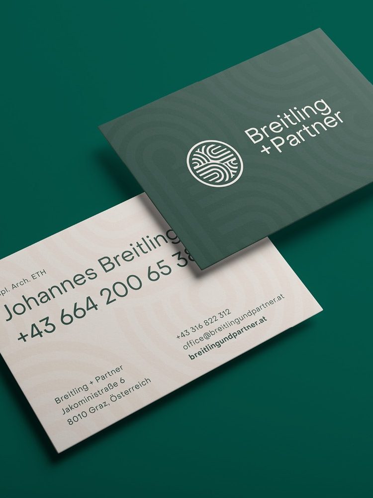 Eine Visitenkarte mit grün-weißem Design auf grünem Hintergrund für Breitling+Partner.