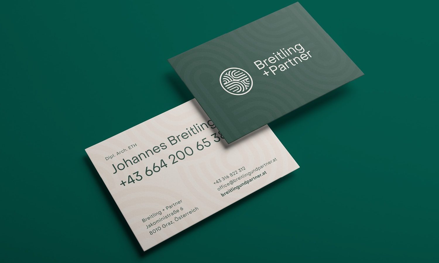 Eine Visitenkarte mit grün-weißem Design auf grünem Hintergrund für Breitling+Partner. Eine Visitenkarte mit grün-weißem Design auf grünem Hintergrund für Breitling+Partner.