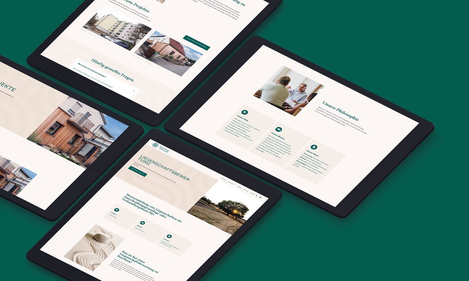Vier iPads mit einer Website, auf der Breitling-Produkte präsentiert werden.