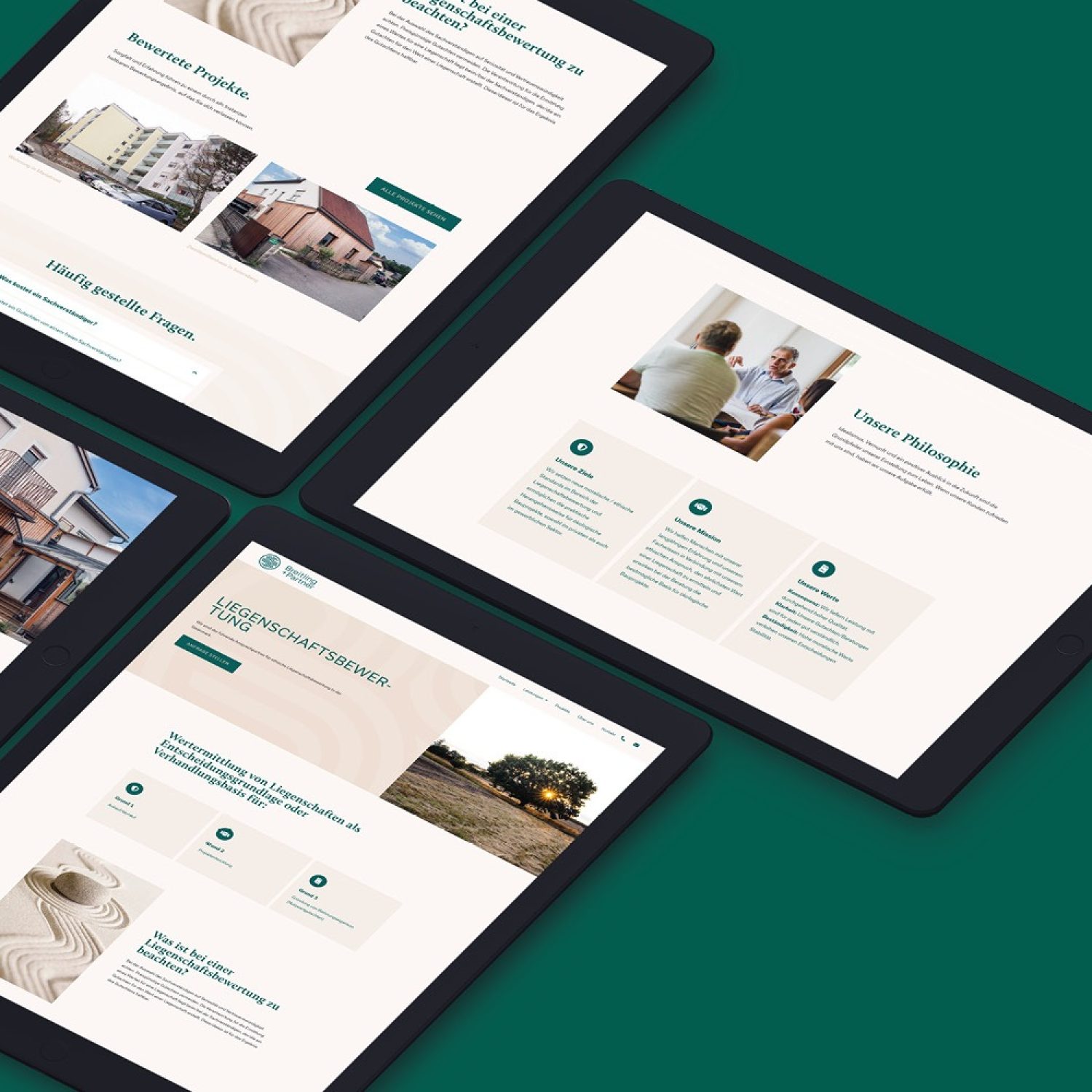 Vier iPads mit einer Website, auf der Breitling-Produkte präsentiert werden.