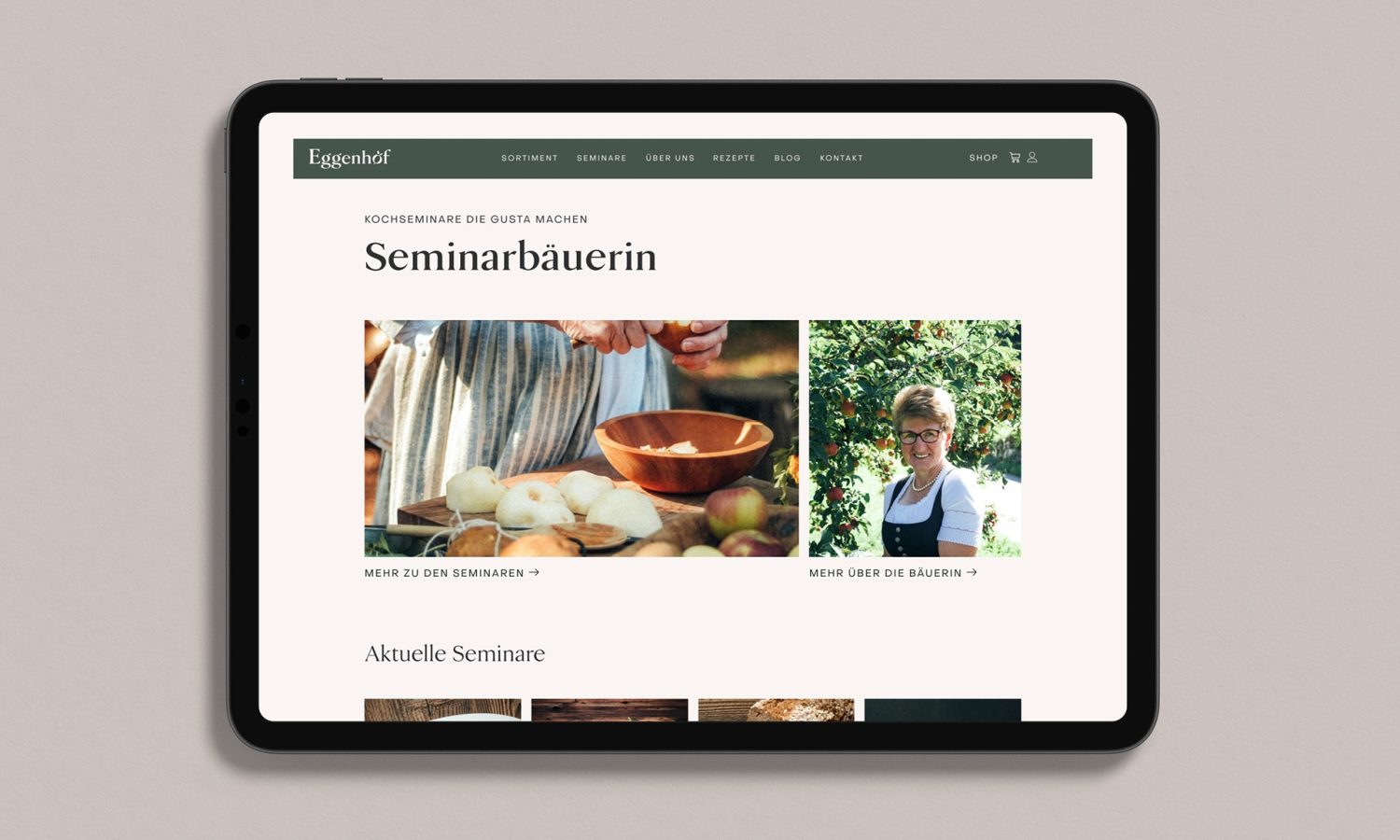 Ein Tablet, auf dem die Homepage der Eggenhof-Website angezeigt wird.