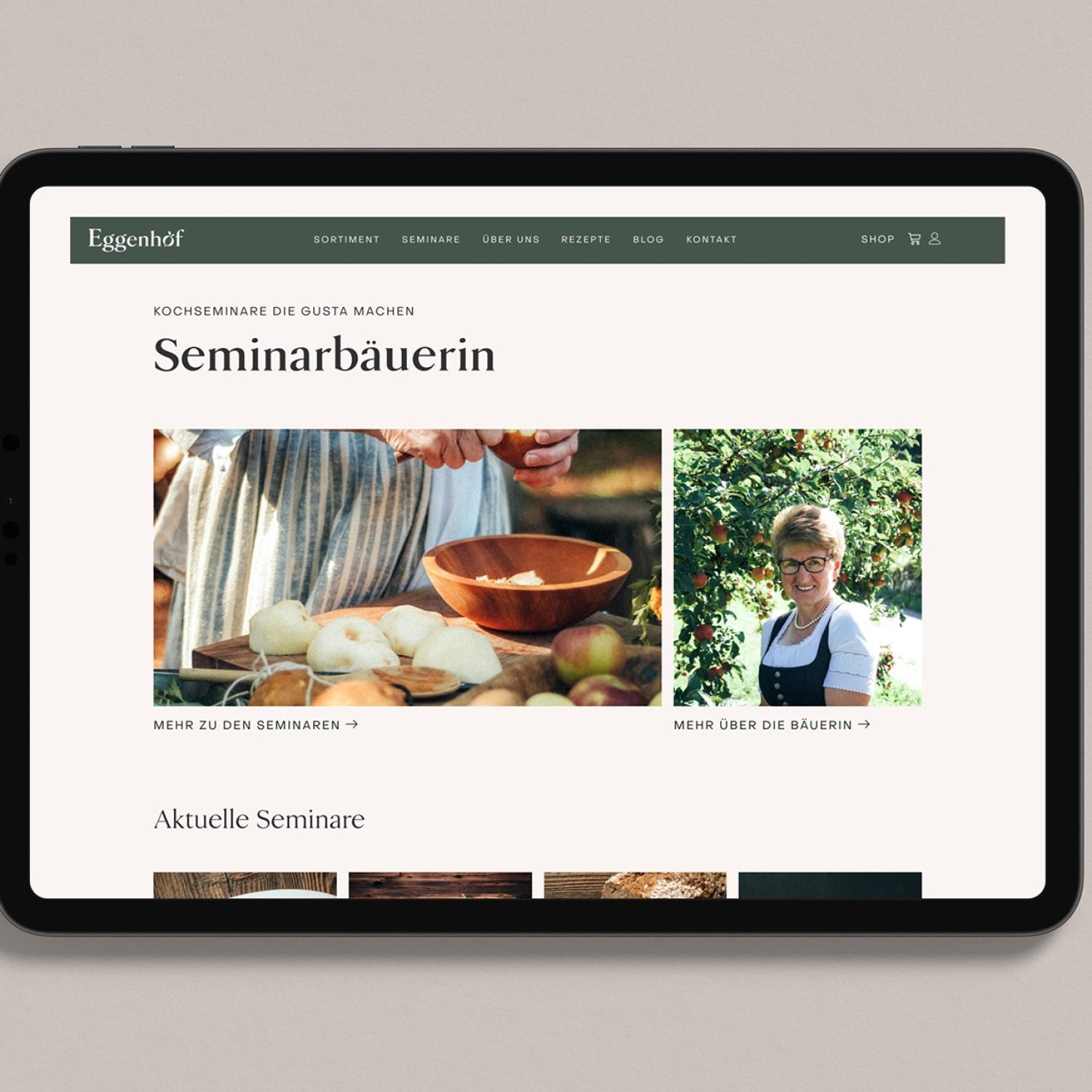 Ein Tablet, auf dem die Homepage der Eggenhof-Website angezeigt wird.